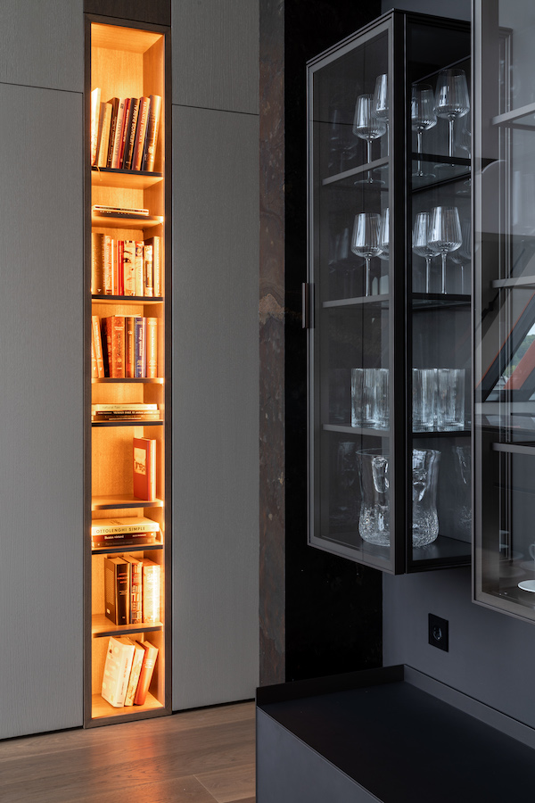 Встроенный стеллаж с книгами и RGB-подсветкой, застекленные полки с посудой